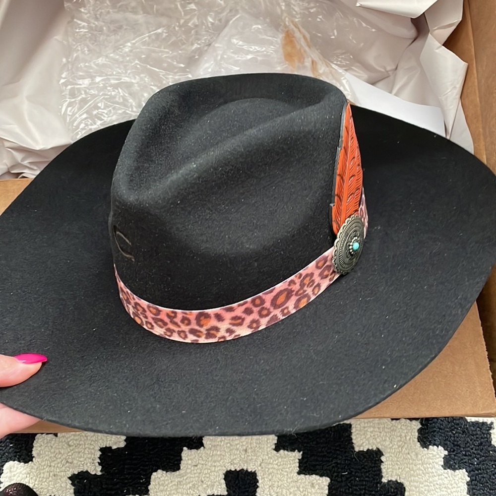 Leopard strap with leather feathers